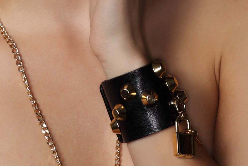 Chunky Love - Golden Studded Petite Leather Cuff Black With Lock