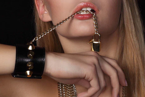 Chunky Love - Golden Studded Petite Leather Cuff Black With Chain Lock