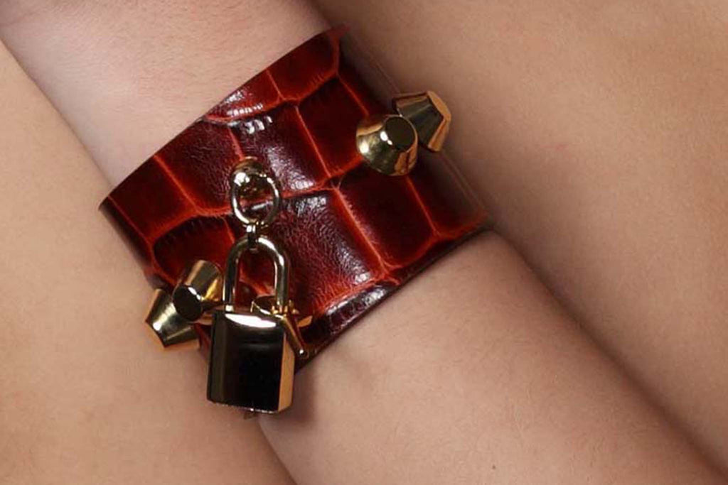 Chunky Love - Golden Studded Petite Leather Cuff Cognac Croco With Lock